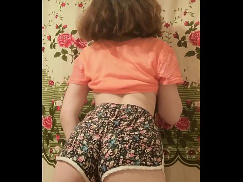 ❤️ セクシーな若いベイブがカメラでショーツを脱ぐ ❌ アナルビデオ ❌️❤